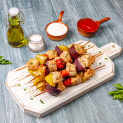 4 Brochettes de cubes de poulet au paprika et poivron