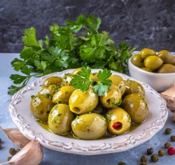 Olives vertes cassées à l'ail