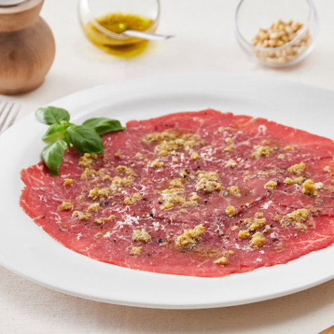 Carpaccio de bœuf et son concassé d'olives