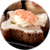 Canapés crevettes, fromage frais citronné