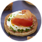 Mini blinis fromage de chèvre, tomates et roquette
