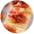 Canapés noix de jambon et chutney de mangue et d'abricots